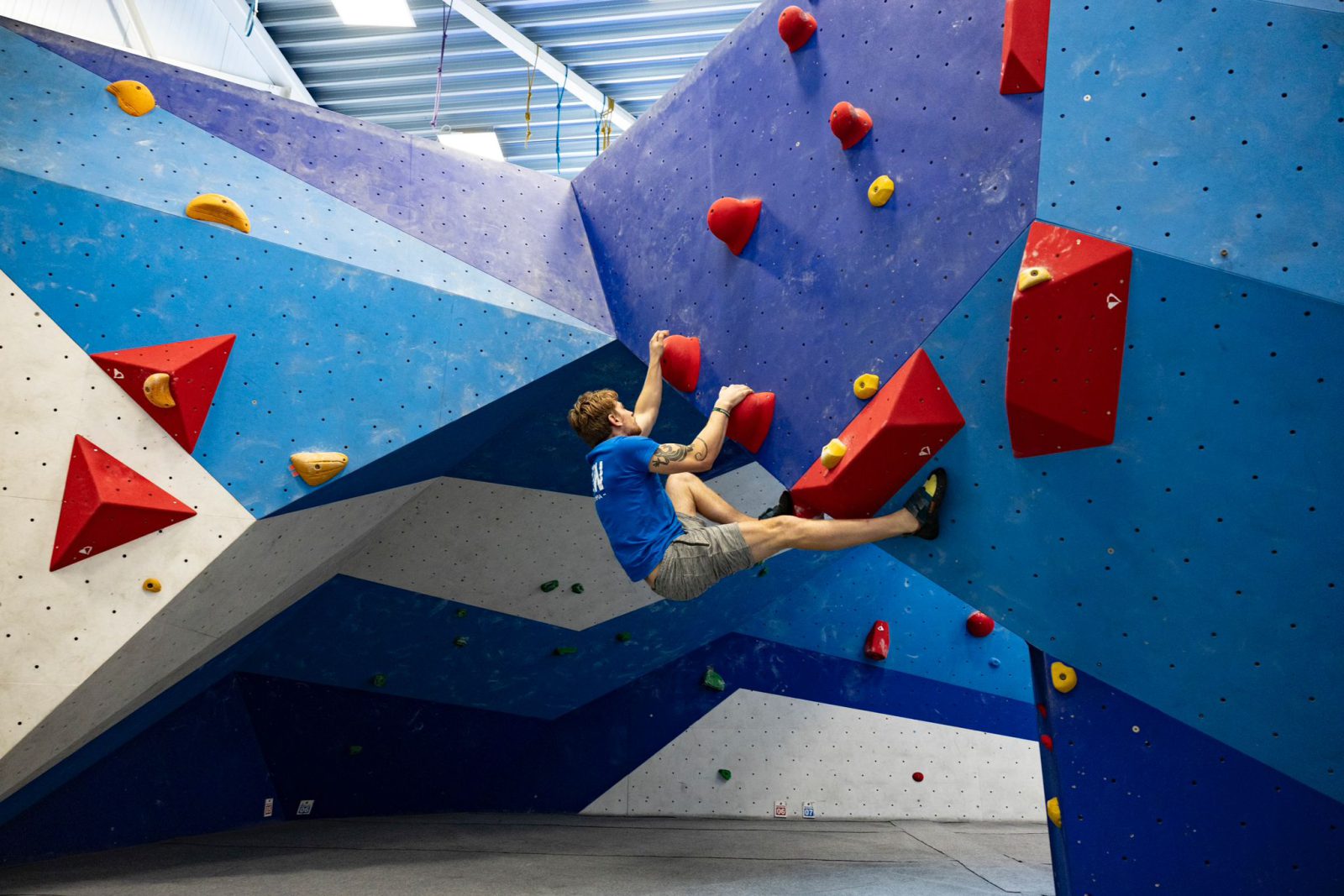 Mathias in actie op onze bouldermuur.